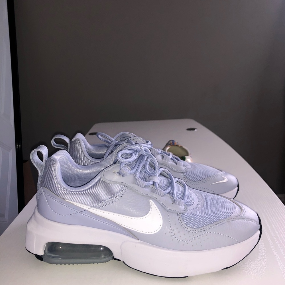 Nike Air Max Verona sneakers in ghost and white